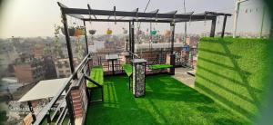 loo niva guest house studio apartment with balcony