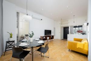 Modern Apartment Remote Work in the Centre by Noclegi Renters