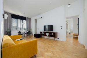 Modern Apartment Remote Work in the Centre by Noclegi Renters