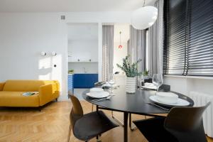 Modern Apartment Remote Work in the Centre by Noclegi Renters