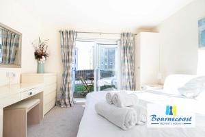 BLUE WATERS 8 by BOURNECOAST - A Stylish Flat with Balconies Near the Sandy Beaches - FM9632