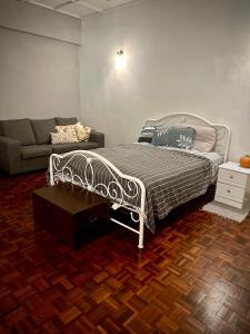 Cosy Spacious Private Room with Ensuite Bath Near LRT Station
