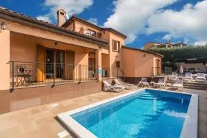 Villa Marina with pool, BBQ & parking near Poreč - Flengi