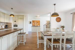 Villa Marina with pool, BBQ & parking near Poreč