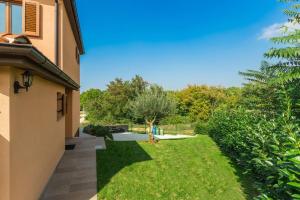 Villa Marina with pool, BBQ & parking near Poreč
