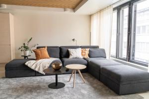 Luxurious 3-Br Apt with Balcony