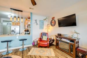 Balcony and Serene Views Cozy Condo in Huddleston!