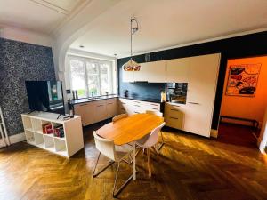 Cozy Apartment with Stunning Lakeview