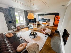 Cozy Apartment with Stunning Lakeview
