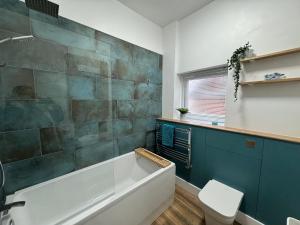 Between beach & shops - Private parking en-suite