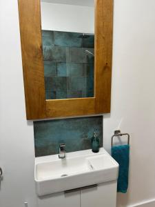 Between beach & shops - Private parking en-suite