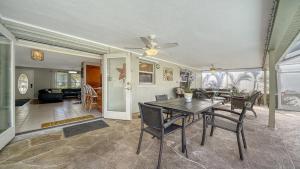 Short Walk to Beach, Restaurants, Bars, Fun & More