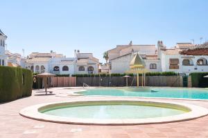 Casa en la playa con piscinas costa