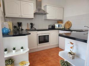 Casa Georgiana, central Playa Blanca, private heated pool