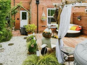 Cosy Garden Flat, Private Hot Tub & Four Poster Bed