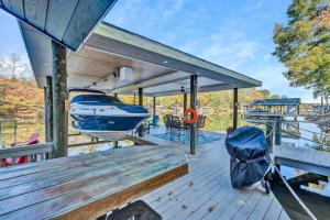 Waterfront Lake House Ideal Dock for Boats, Swimming, Fishing
