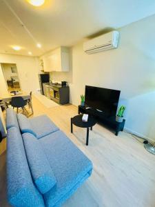 Melbourne CBD Southern Cross Collins St Skyline View Balcony