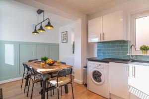 Charming 5-Bed Home with Garden and Parking