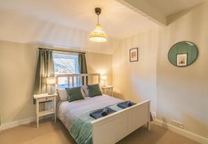 Charming 5-Bed Home with Garden and Parking