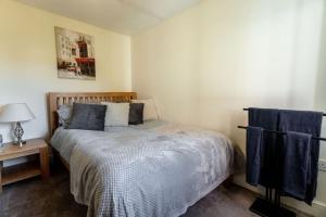 12FWC, 2 Bedroom Apartment, Sleeps 4, Free Parking, Town Centre Location