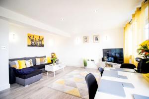 18CB 2 bedroom Apartment, Sleeps 4, Long Stays, Free Parking in a great location