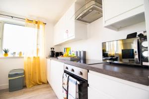 18CB 2 bedroom Apartment, Sleeps 4, Long Stays, Free Parking in a great location