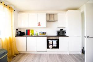 18CB 2 bedroom Apartment, Sleeps 4, Long Stays, Free Parking in a great location