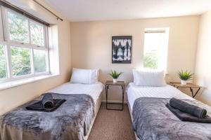 Thorley Apartment in North Swindon, Sleeps 4 in 2 bedrooms, Long Stay Disc, Parking