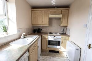Thorley Apartment in North Swindon, Sleeps 4 in 2 bedrooms, Long Stay Disc, Parking