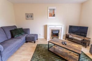 Thorley Apartment in North Swindon, Sleeps 4 in 2 bedrooms, Long Stay Disc, Parking