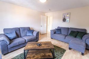 Thorley Apartment in North Swindon, Sleeps 4 in 2 bedrooms, Long Stay Disc, Parking