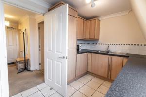 12 Bradford Old Town Swindon, 2 Bedroom, Sleeps 5, Free Secure Parking, Wifi, Long Stay Disc