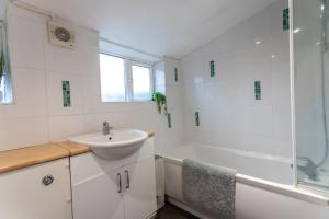 Edinburgh Street, Sleeps 9, 4 Bedrooms, Wifi, Long Stay Disc