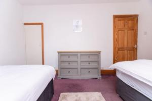 Edinburgh Street, Sleeps 9, 4 Bedrooms, Wifi, Long Stay Disc