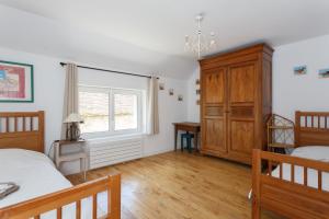 Maisons de vacances LE GARDEN FAMILY - RANDO ESCALADE- Gite avec Jardin spacieux - Confort & Wifi - Parking prive - Golf et chateau a 15 minutes : photos des chambres