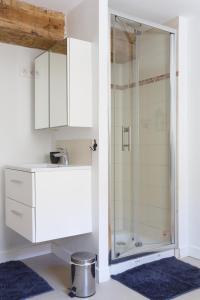 Maisons de vacances LE GARDEN FAMILY - RANDO ESCALADE- Gite avec Jardin spacieux - Confort & Wifi - Parking prive - Golf et chateau a 15 minutes : photos des chambres