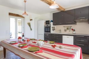 Maisons de vacances LE GARDEN FAMILY - RANDO ESCALADE- Gite avec Jardin spacieux - Confort & Wifi - Parking prive - Golf et chateau a 15 minutes : photos des chambres