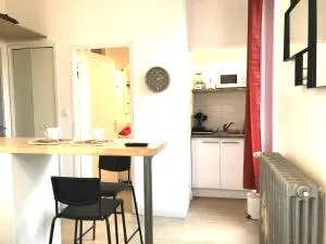 LE CASTEL LILY - Calme - Face aux Parcs - Immeuble de caractère - Abrest