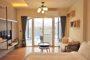 Phòng Có Giường Cỡ Queen Nhìn Ra Hồ Bơi (Queen Room with Pool View)