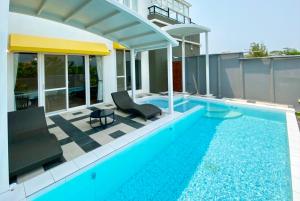 Phòng Có Giường Cỡ Queen Nhìn Ra Hồ Bơi (Queen Room with Pool View)