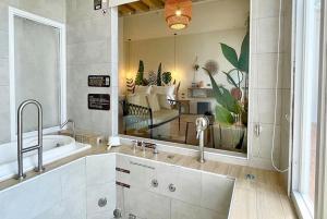 Phòng Có Giường Cỡ Queen Nhìn Ra Hồ Bơi (Queen Room with Pool View)