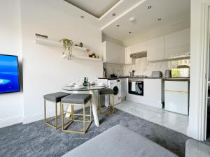 Stylish 2-Bed Flat w Kitchen and Cosy Living Space