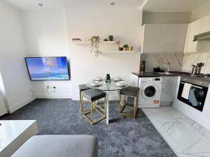 Stylish 2-Bed Flat w Kitchen and Cosy Living Space