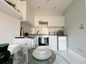 Stylish 2-Bed Flat w Kitchen and Cosy Living Space