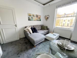 Stylish 2-Bed Flat w Kitchen and Cosy Living Space