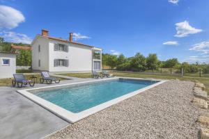 Apartment Mirna with Swimming Pool