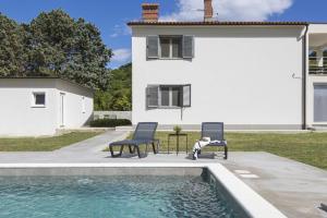 Apartment Mirna with Swimming Pool