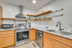 Chic Farmhouse, 3Mi to Lake-Pet Friendly and Golfing