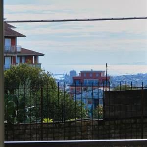 Zimmer mit Kingsize-Bett und Balkon