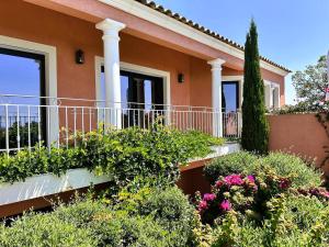 Villa Azur climatisée pour 6 personnes avec piscine et belle vue mer à La Londe les Maures